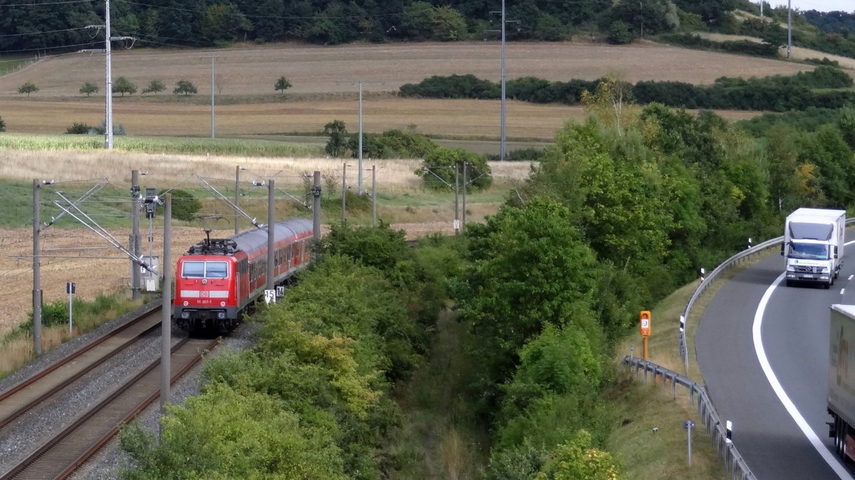 Als Leerfahrt f�hrt 111-207 und die 3 n-Wagen von Ha�furt nach Bamberg am 20.August 2013.