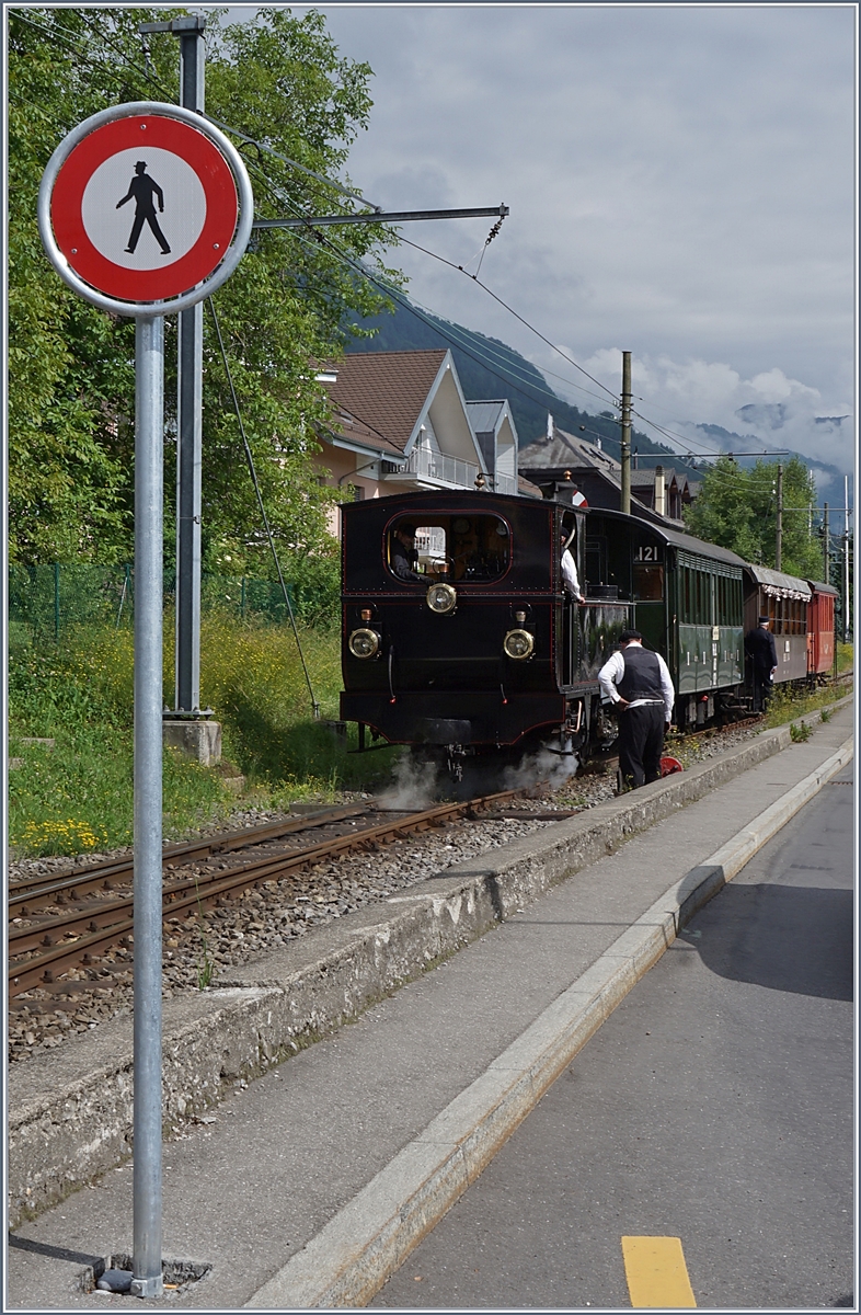 Als ob es in Blonay nicht schon schwierig genug wäre die B-C zu fotografieren, ärgert neuerdings ein unsinniges Schild die Bahnfotografen...
3. Juni 2017 