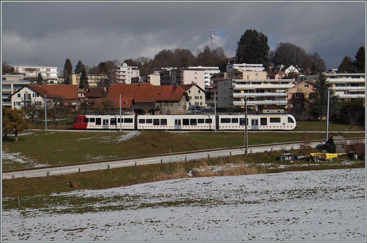 Als S 50 14816 von Palzieux nach Bulle unterweges verlassen die TPF SURF Be 2/4 102 und ABe 2/4 102 (mit Zwischenwagen) nach der Spitzkehre den Bahnfof Chtel St-Denis. 
Der neue Bahnhof kommt links des Bildes zu stehen und den Vordergrund werden dann hohe Wohnhuser zieren. 
29. Jan. 2016