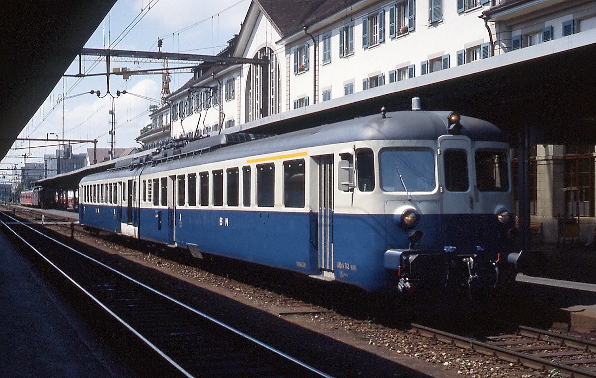 Altbautriebwagen der BLS: Im Juni 1990 steht der 1945 in Dienst gestellte und zunächst als BCFe 4/8 eingereihte ABDe 4/8 743 der BN (Bern-Neuenburg) abfahrtbereit im Bahnhof Thun. Baugleiche Fahrzeuge erhielten die SEZ (741) und GBS (742), die 1994 an die OeBB verkauft wurden. ABDe 4/8 743 ging 1994 an die RVT.