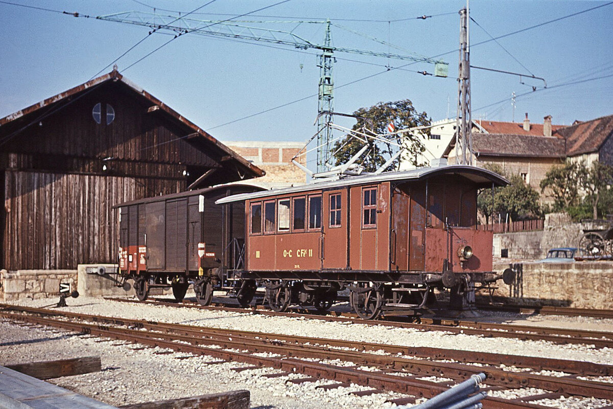 Alte Fahrzeuge auf der Orbe - Chavornay - Bahn: CFe 2/2 11 mit einem SBB Güterwagen K2 in Orbe, 17.Sep. 1967 
