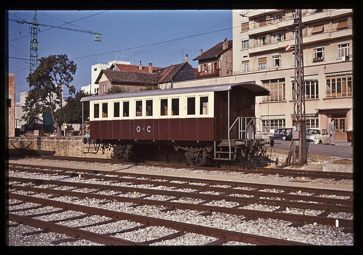 Alte Fahrzeuge auf der Orbe - Chavornay - Bahn: einstiger Sihltalbahn-Personenwagen C 25 von 1892 in Orbe, 17.Sep.1967