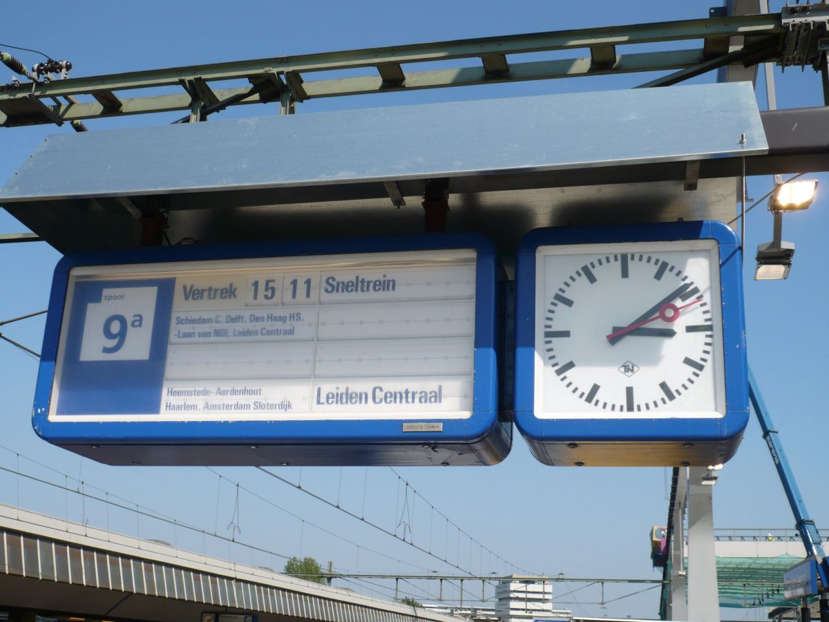 Alten Zugzielanzeiger  CTA  Gleis 9 Rotterdam Centraal Station 20-04-2011.

Oude CTA bak spoor 9 Rotterdam Centraal Station 20-04-2011.