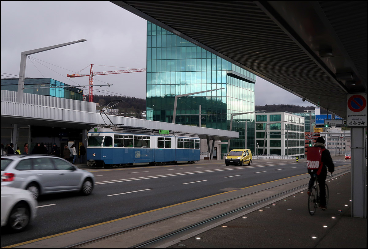 Altes Tram auf neuer Strecke -

Ein Tram vom Typ Mirage als Linie 8 auf der im Dezember 2017 eröffneten Straßenbahnstrecke über die Hardbrücke, hier beim Halt am Bahnhof Hardbrücke.

Das abziehende schöne Wetter ist noch in der Hochhausspiegelung sichtbar, während der Regenschauer gerade diesen Ort erreicht.

13.03.2019 