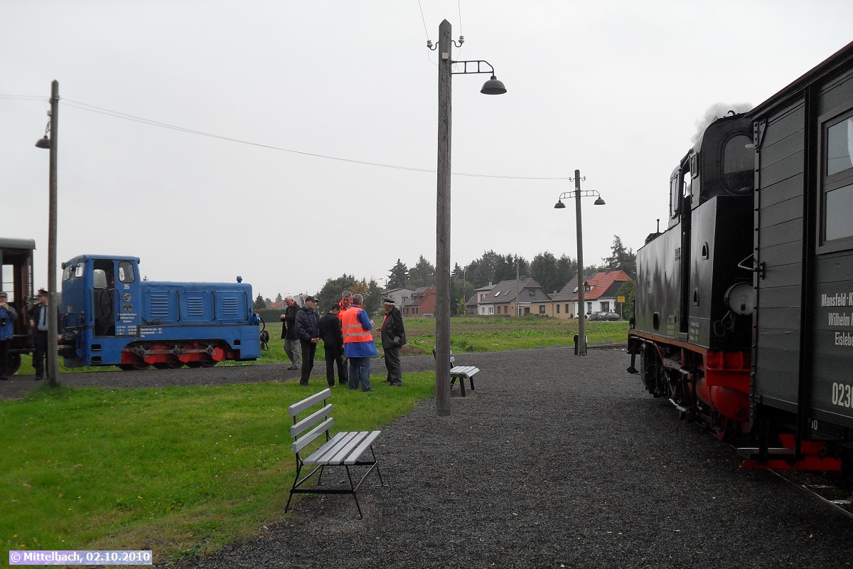 Am 02.10.2010 fand in der Station Siersleben diese Art von Zugkreuzung statt. Lok 11, hier rechts zu sehen fungierte bei dieser Zugfahrt als Schlusslok. Links steht Lok 35 mit ihrem Personenzug nach Benndorf. 