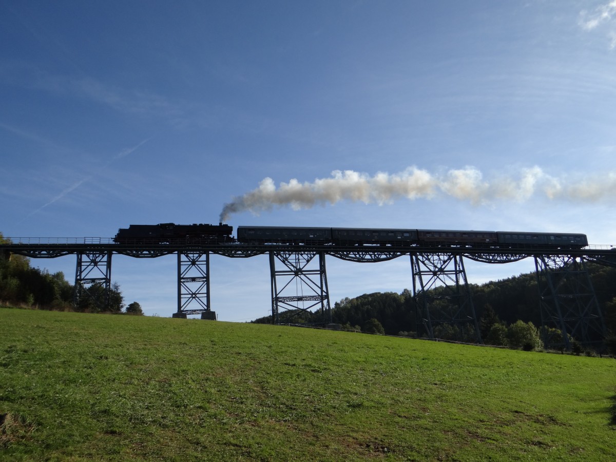 Am 05.10.13 fuhr die Erzgebirgische Aussichtsbahn wieder von Schwarzenberg nach Annaberg und zurck. Heute mit 50 3616(Schwarzenberg) hier auf dem Markersbacher Viadukt in Markersbach. 
