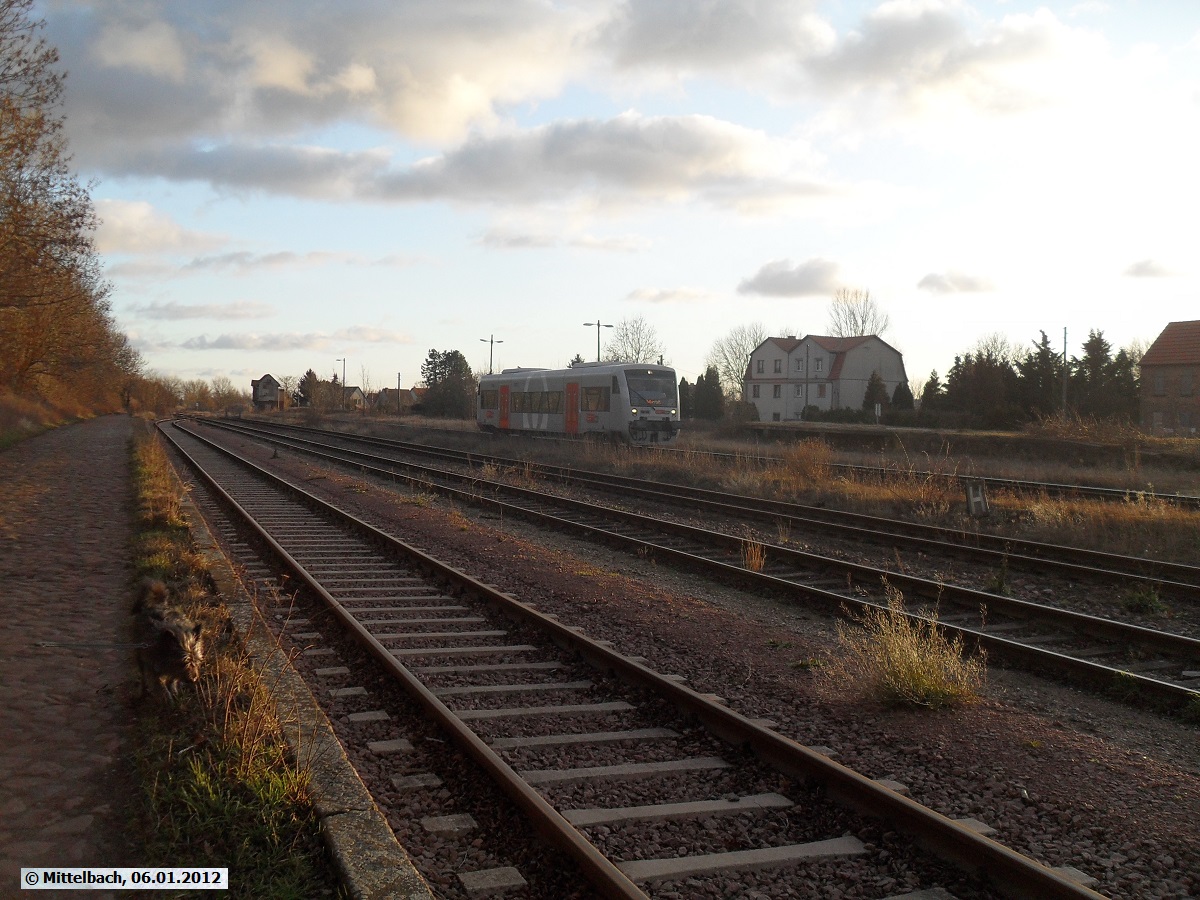 Am 06.01.2012 fährt hier ein HEX in Gestalt eines MRB-Triebwagen nach Halberstadt in den Bahnhof Nauendorf ein. Seit 2011 sind die Triebwagen der Veolia-Konzerntochter Mitteldeutsche Regionalbahn auch teilweise auf dem HarzElbeExpress unterwegs.