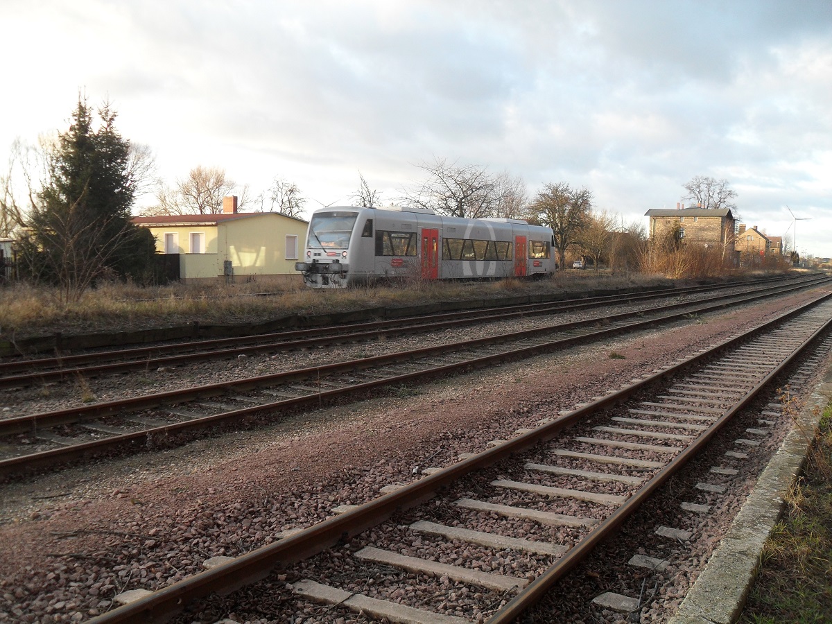 Am 06.01.2012 verkehrte dieser Triebwagen der Mitteldeutschen Regionalbahn als HarzElbeExpress von Halle (Saale) nach Halberstadt. Hier fährt er gerade in Nauendorf ein.