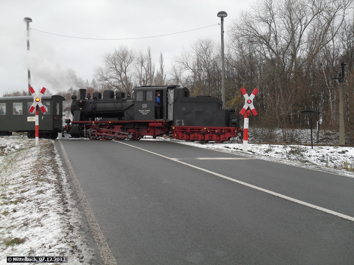 Am 07.12.2013 fhrt der Nikolaus-Sonderzug gerade vor Hettstedt ber die ehemalige Bundesstrae 180 dem Haltepunkt Hettstedt-Eduardschacht entgegen.