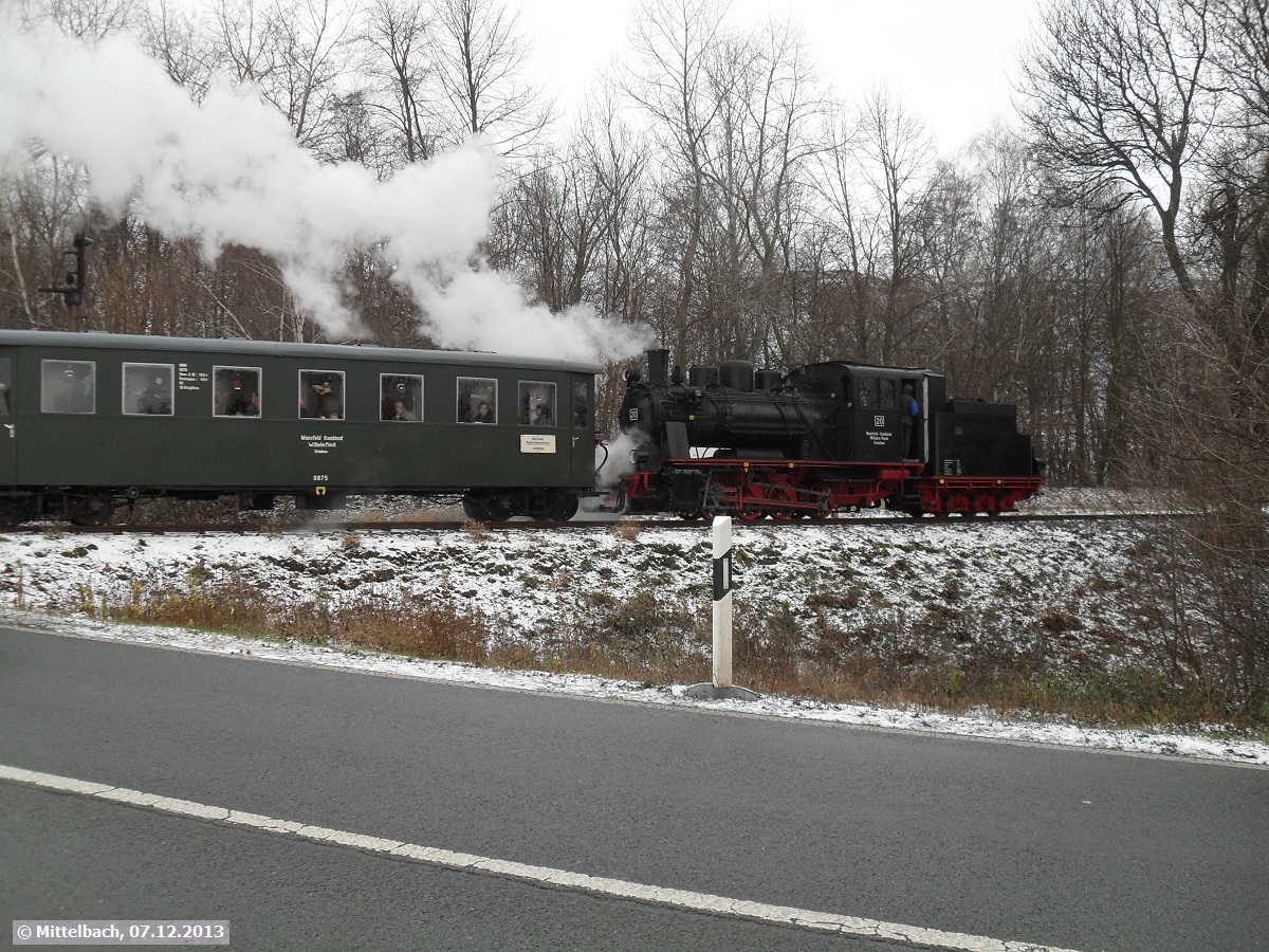 Am 07.12.2013 fhrt der Nikolaus-Sonderzug gerade vor Hettstedt ber die ehemalige Bundesstrae 180 dem Haltepunkt Hettstedt-Eduardschacht entgegen.