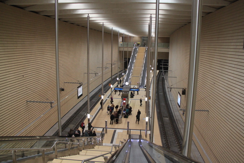 Am 08.03.2014 war in der S-Bahn Station Leipzig Markt viel Betrieb.