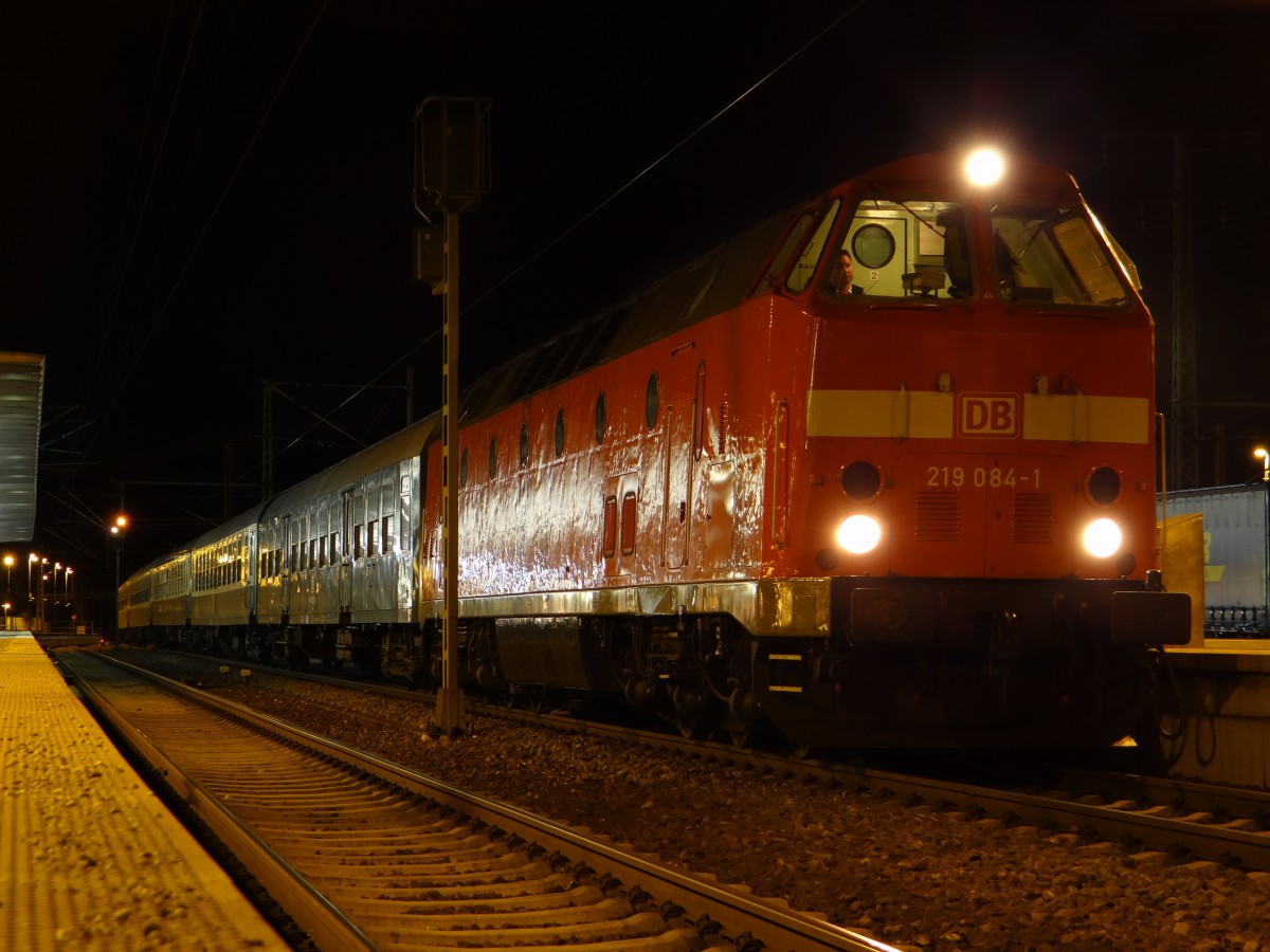 Am 08.12.13 fuhr der Wartburg-Express von Saalfeld/Saale nach Eisenach mit 219 084. Die 41 1144 hatte einen technischen defekt. Hier zusehen am Abend bei der Ankunft in Saalfeld.  