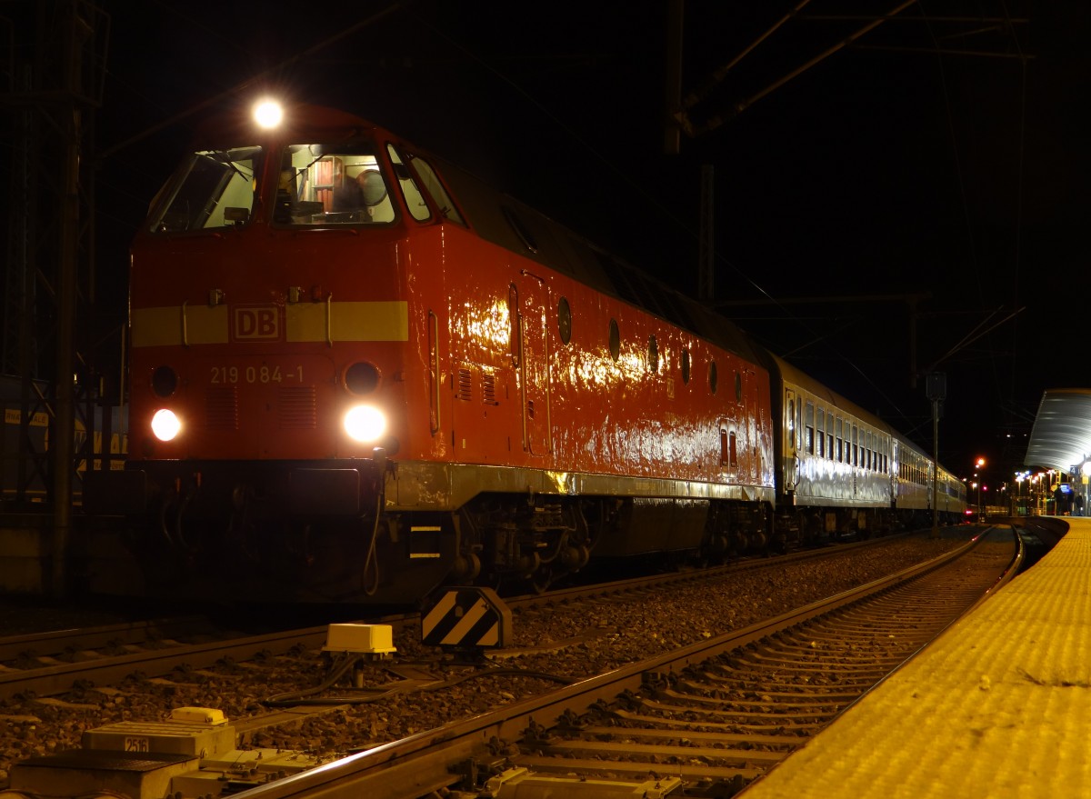 Am 08.12.13 fuhr der Wartburg-Express von Saalfeld/Saale nach Eisenach mit 219 084. Die 41 1144 hatte einen technischen defekt. Hier zusehen am Abend bei der Ankunft in Saalfeld.  