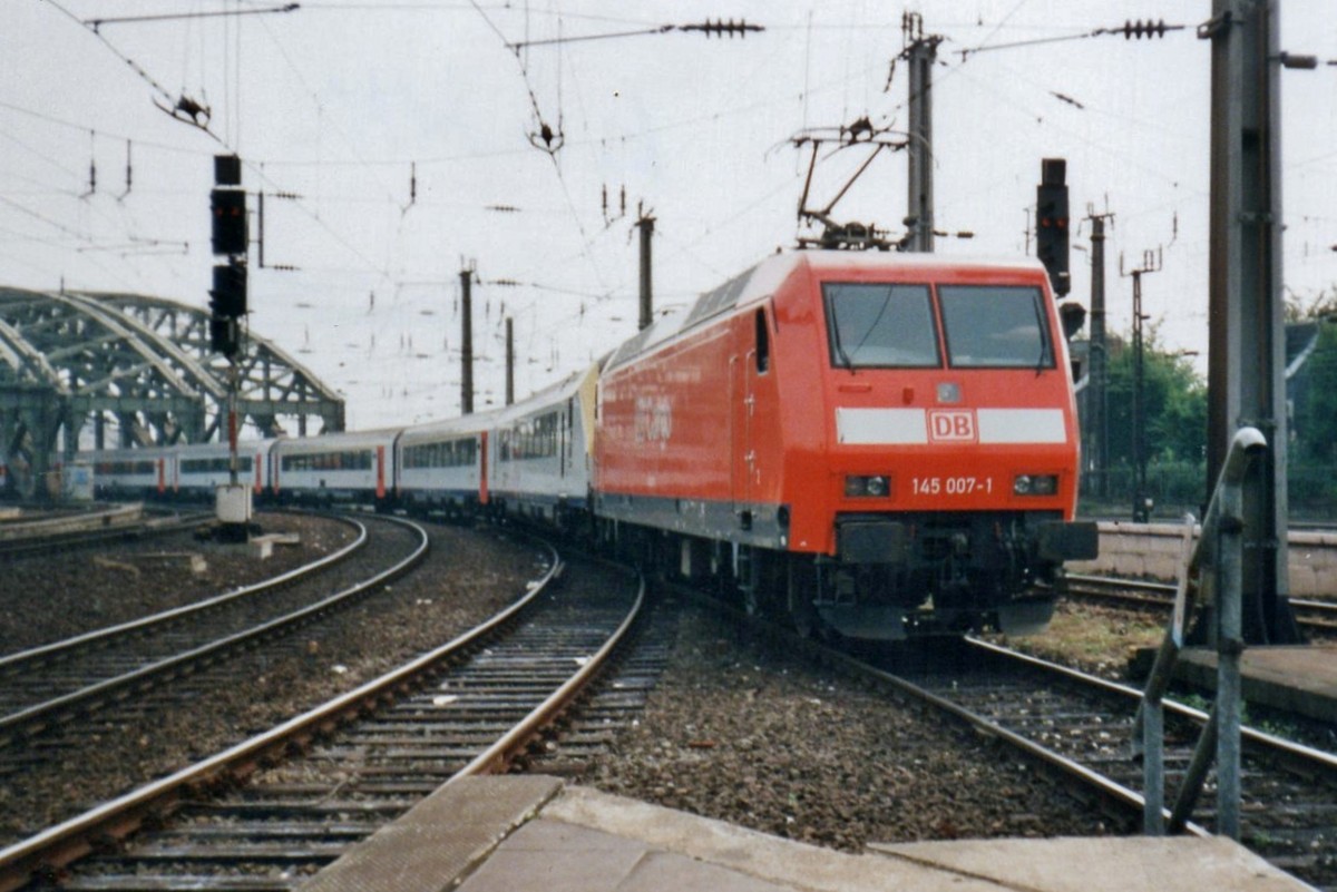 Am 1 Februar 2000 treft 145 007 mit Belgischen I-11 Wagen in K�ln Hbf ein.