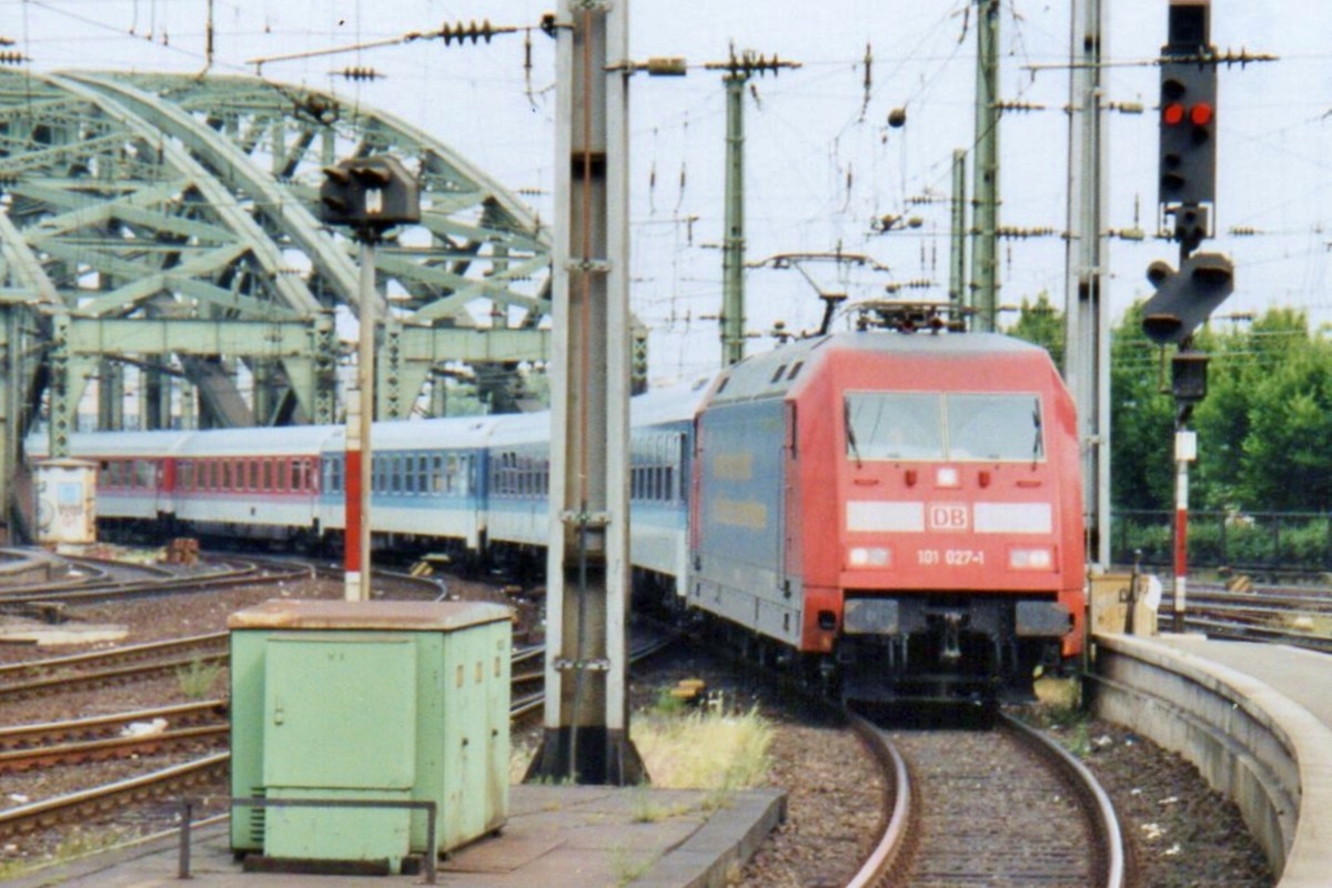 Am 1 Februari 2000 treft 101 027 in K�ln Hbf ein.