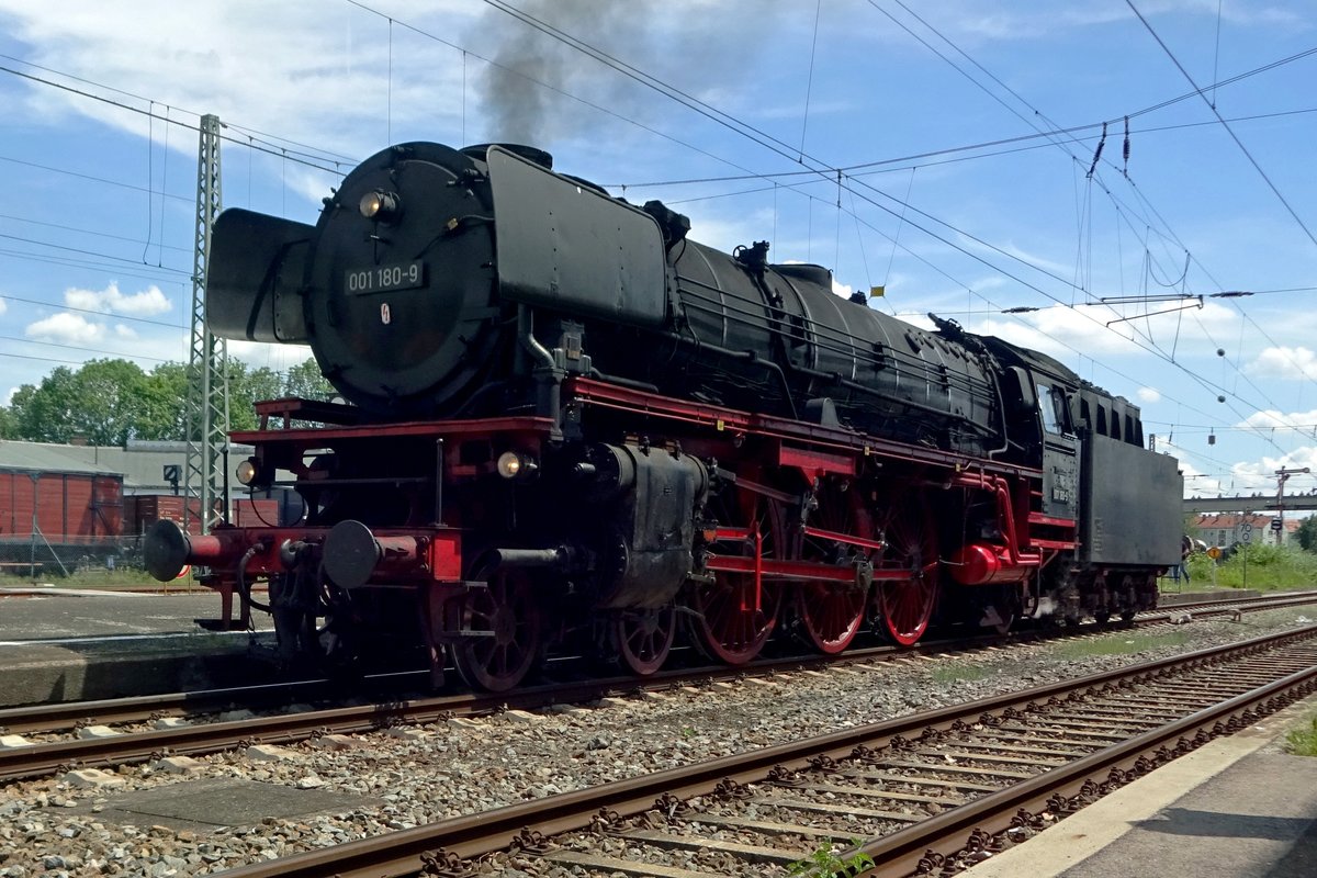 Am 1 Juni 2019 steht 001 180 ins Bahnhof von Nördlingen. 