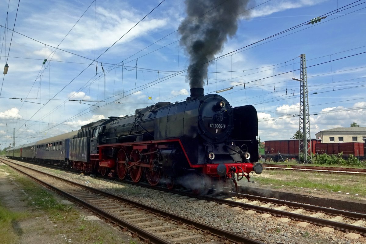 Am 1 Juni 2019 steht 01 2066 mit ein Sonderzug in Nördlingen. Anlass war das 50. jahresjubiläum des Bayerisches Eisenbahnmuseums.
