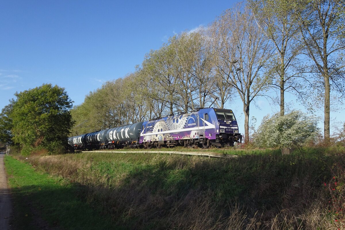 Am 1 November 202 durchfahrt RTBC 186 423 mit ein Kesselwagenzug Emmerich 'wie ein Uhrwerk'.