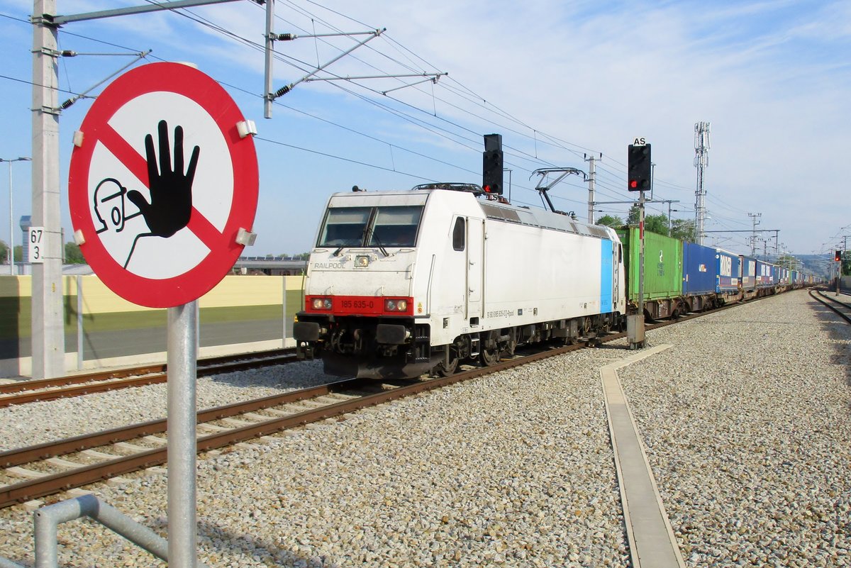 Am 10 Mai 2018 durchfahrt 185 635 Sch�rding. 