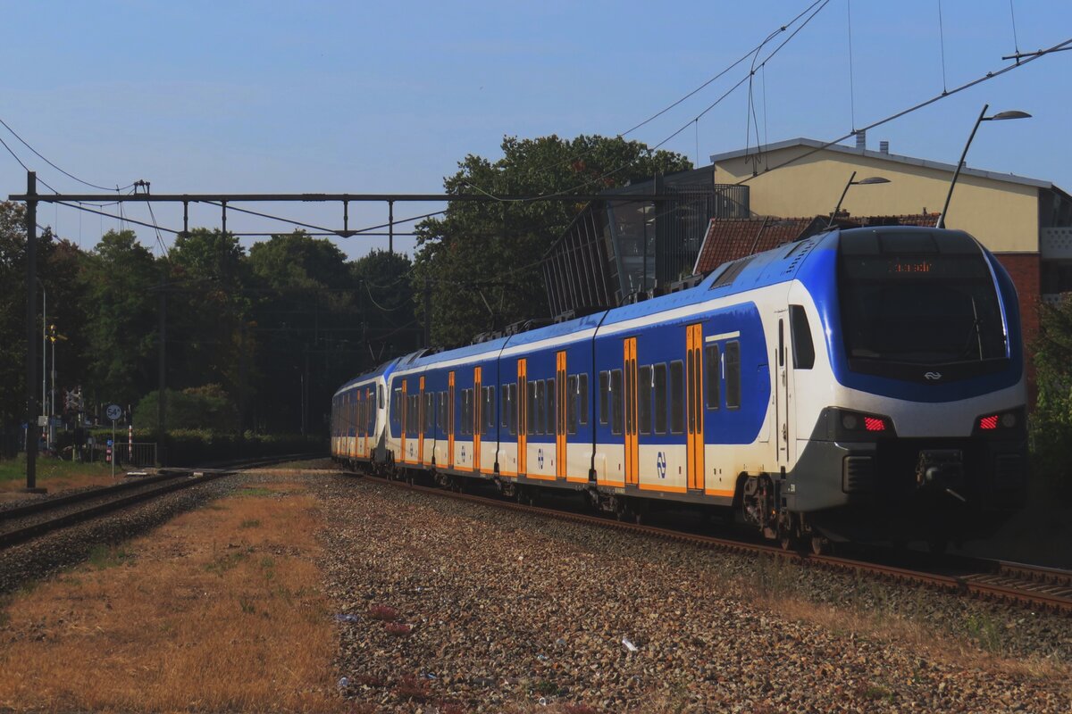 Am 10 Oktober 2025 verlasst NS 2510 als RB nach Dordrecht Wijchen.