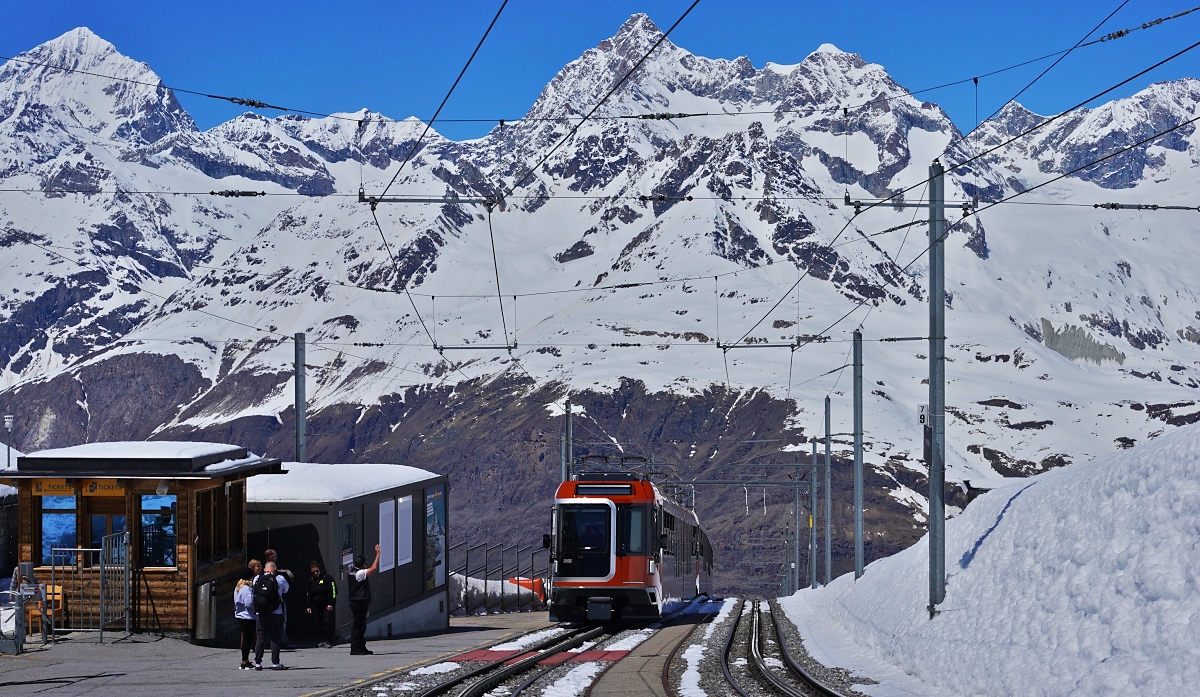 Am 10.05.2024 kommt das  Polaris -Doppel Bhe 4/6 3095/3094 der Gornergratbahn in der 2819 m hoch gelegenen Station Rotenboden an. Auch ohne Matterhorn eine beeindruckende Bergkulisse, von links nach rechts Dent Blanche (4357 m), Arbenhorn (3713 m), Obergabelhorn (4073 m), Wellenkuppe (3903 m) und Trifthorn (3728 m).