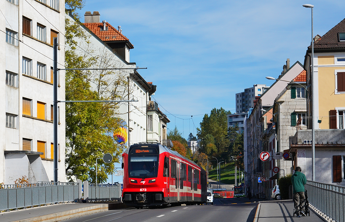 Am 10.10.2025 ist der ABe 4/12 673 auf der Rue de Cret in Richtung Bahnhof La-Chaux-de Fonds unterwegs