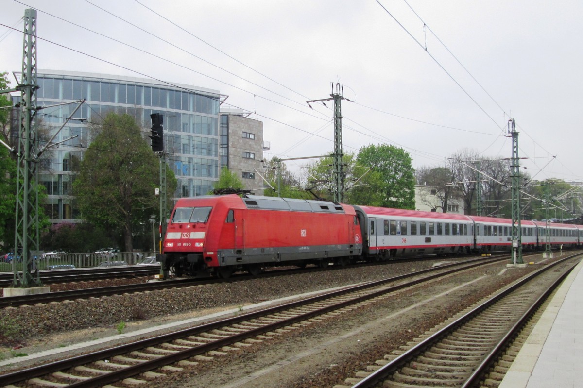 Am 11 April 2014 treft 101 068 mit EC 'VINDOBONA' in Dresden Hbf ein. Dort wirdt einer CD 371 dieser Zug ubernehmen f�r die Stufe nach Praha hl.n. 