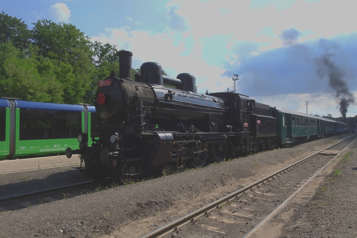 Am 11 Juni 2022 steht 354 7152 samt Dampfpendelzug nach Krupý in Luzna u Rakovnika.