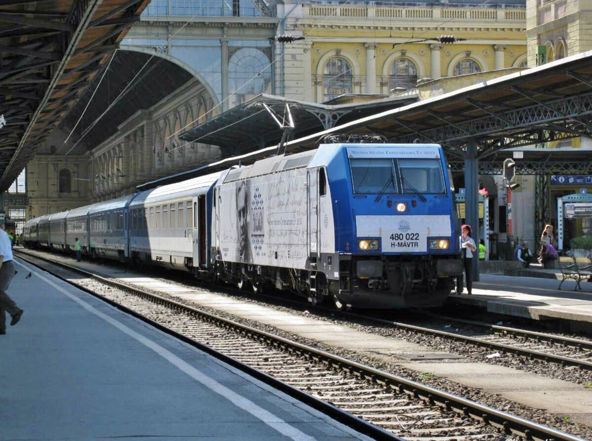 Am 11 Mai 2018 wird ein IC nach Debreçen bereitgestellt in BUdapest Keleti mit Werbelok 480 022 an der Spitze.