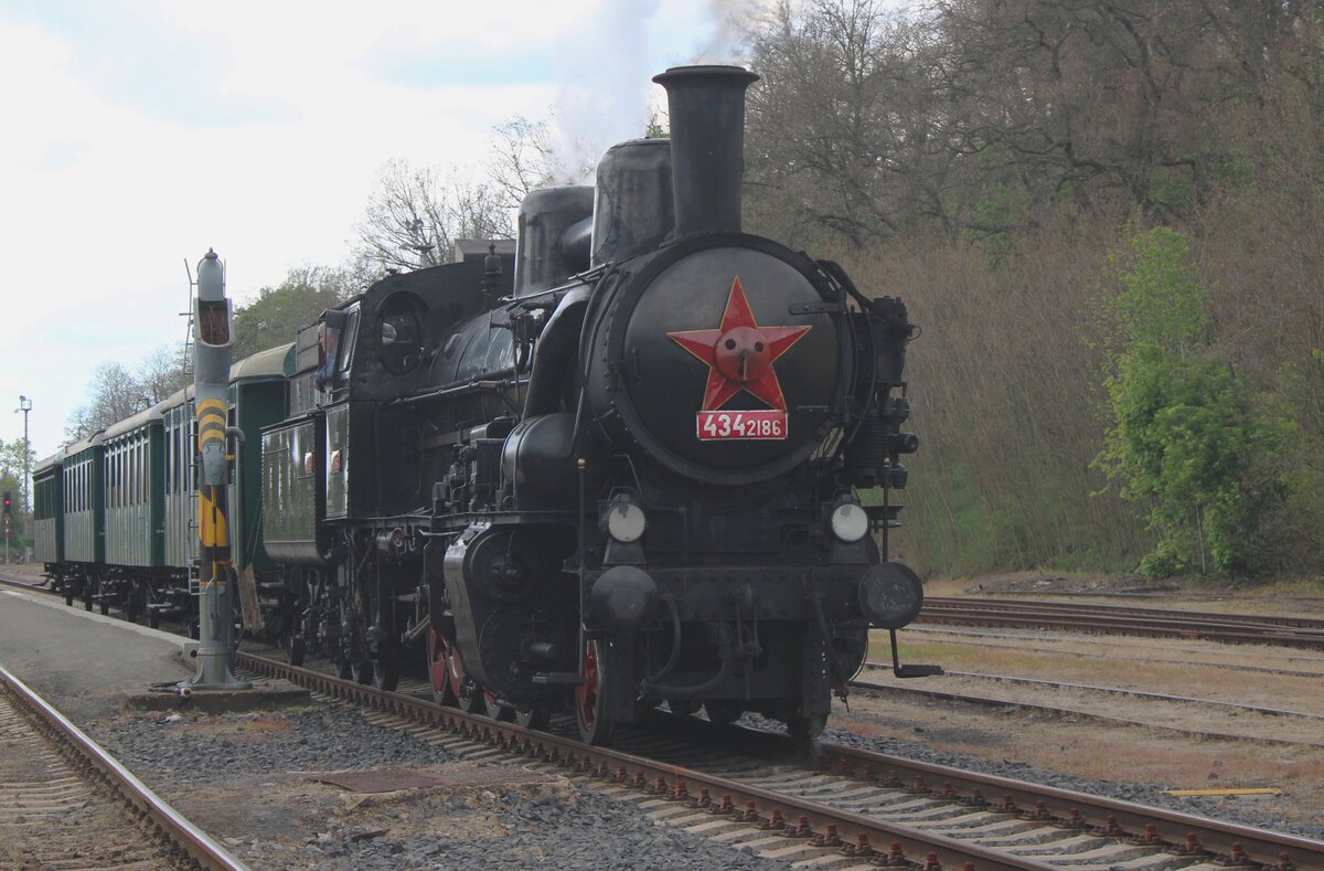 Am 11 Mai 2024 müsste die Sonne noch etwas kraftiger werden wann in Luzna u Rakovnika 434 2186 samt Sonderzug abfahrtrbereit steht.