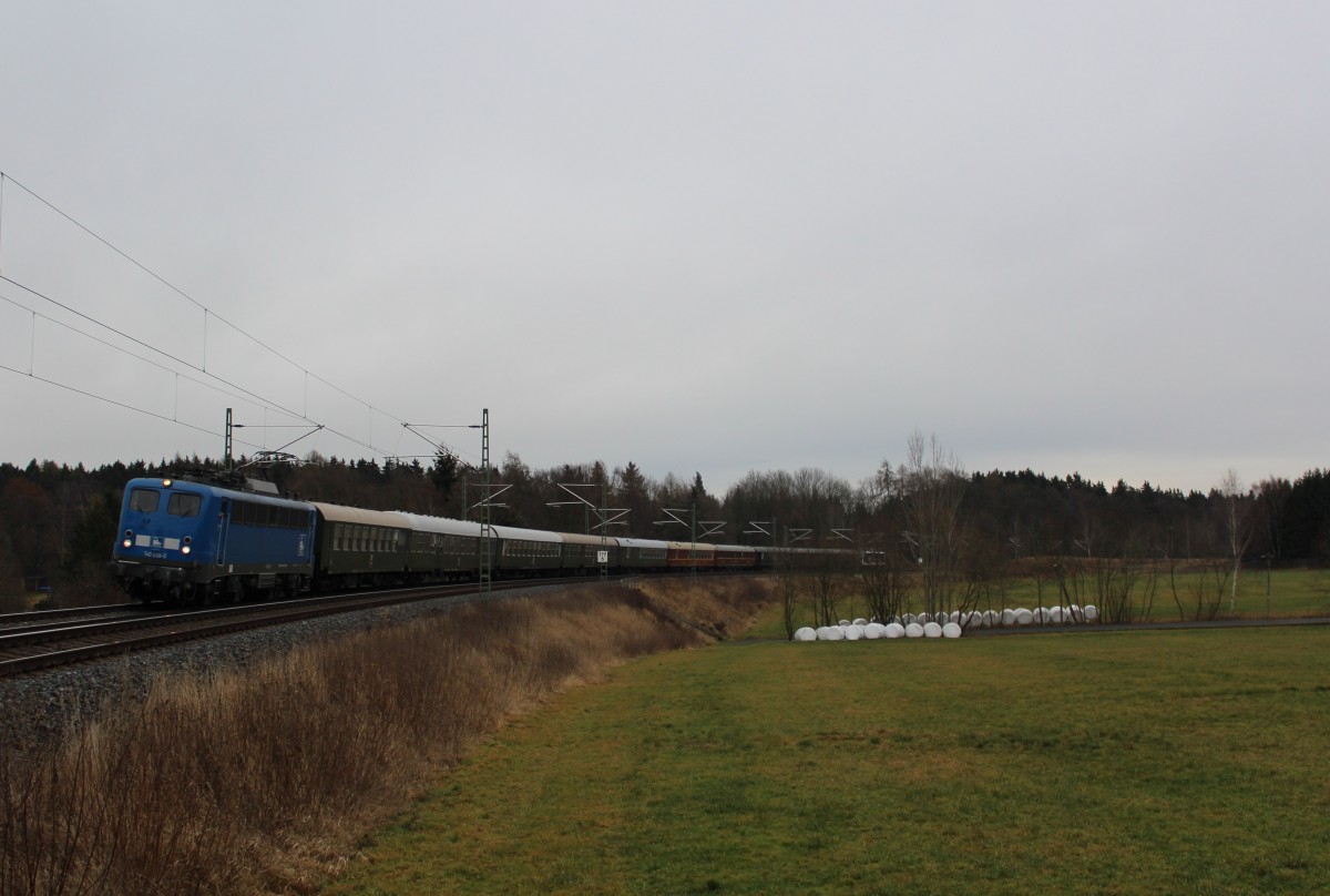 Am 11.01.14 hatte die PRESS eine versp�tete Weihnachtsfahrt von Neudietendorf nach Hof und zur�ck. Zum Einsatz kamen die 140 038-0 und 110 043-6, hier bei Oberj��nitz/V.  