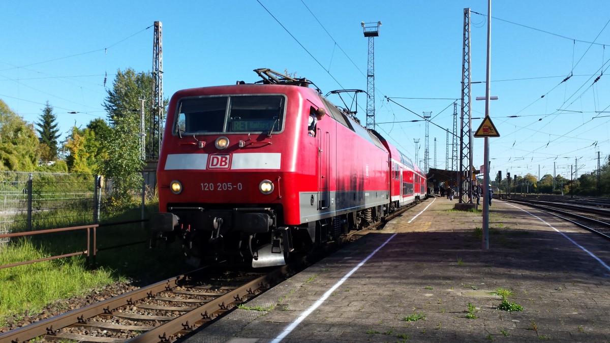 Am 11.10.2015 war die 120 205 am RE 1 nach Hamburg Hbf im Bad Kleiner Bahnhof 