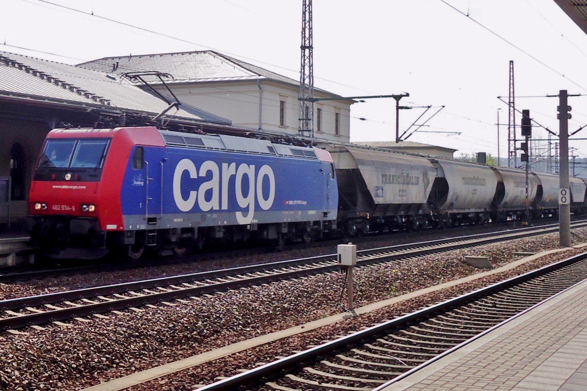 Am 12 April 2014 schleppt SBB 482 034 -in CapTrain-Dienst- ein Gettreidezug aus Pirna nach Bad Schandau.