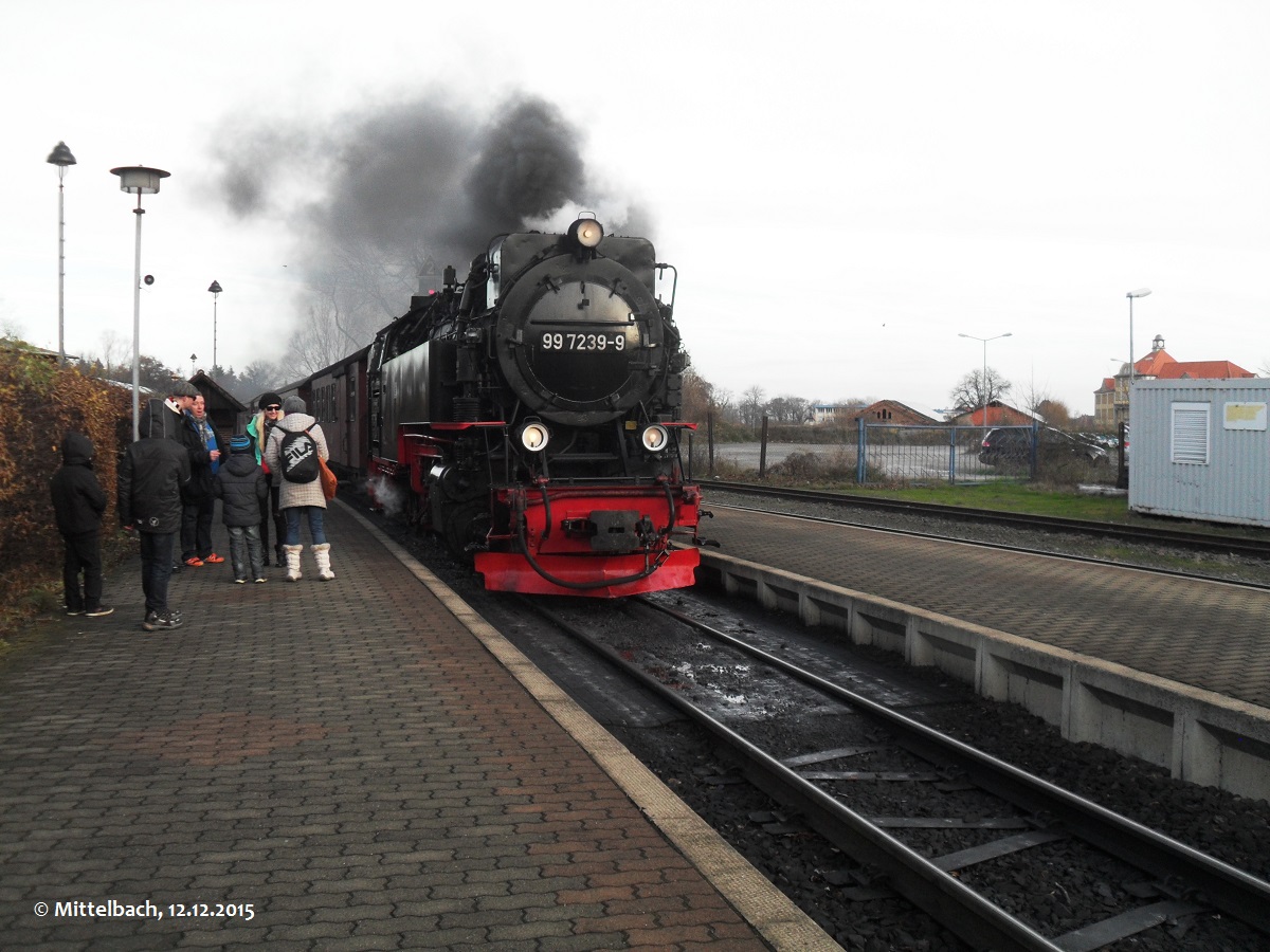 Am 12.12.2015 fuhr 99 7239-9 mit ihrem Zug zum Brocken in den Bahnhof Wernigerode-Westerntor ein.