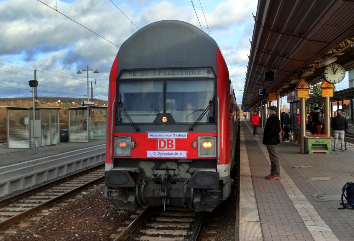 Am 12.Dezember 2015 war der letzte Einsatztag von DB Regio auf der RB Linie Saalfeld-Jena-Naumburg. 
Ein Zug wurde mit Abschiedsbeschriftungen versehen. 
Aufgenommen in Naumburg(Saale) Hbf.