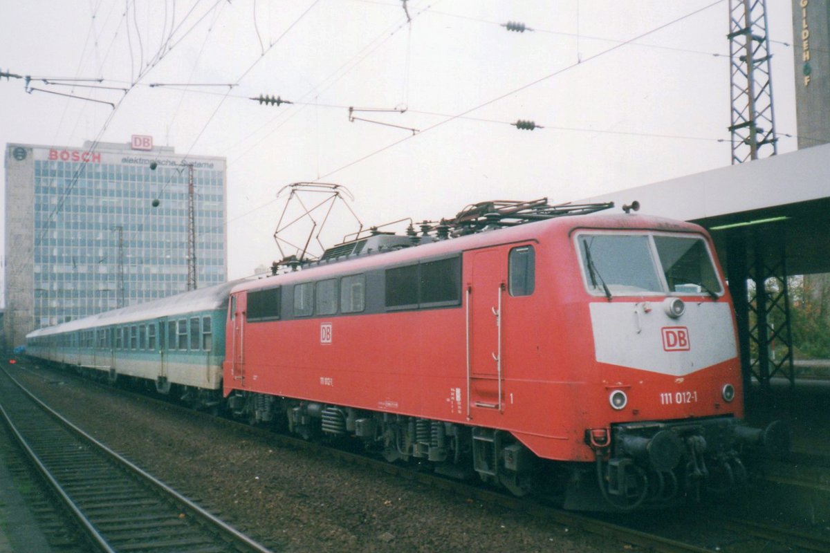 Am 13 April 1999 verlsst 111 012 mit ein RB Essen Hbf.