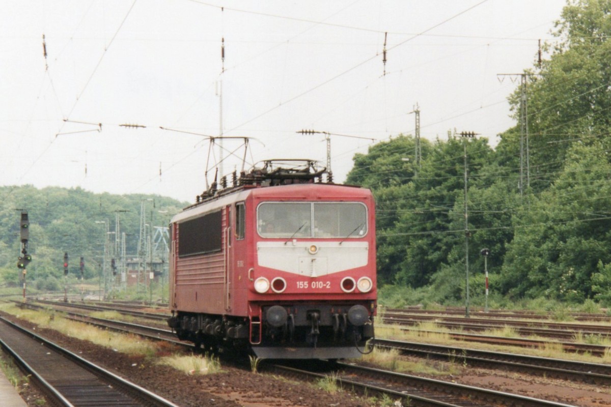 Am 13 April 2000 durchfahrt 155 010 K�ln West.