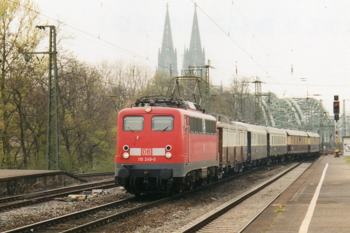 Am 13 April 2000 durchfahrt Rheingold-Garnitur mit 110 249 K�ln-Deutz.