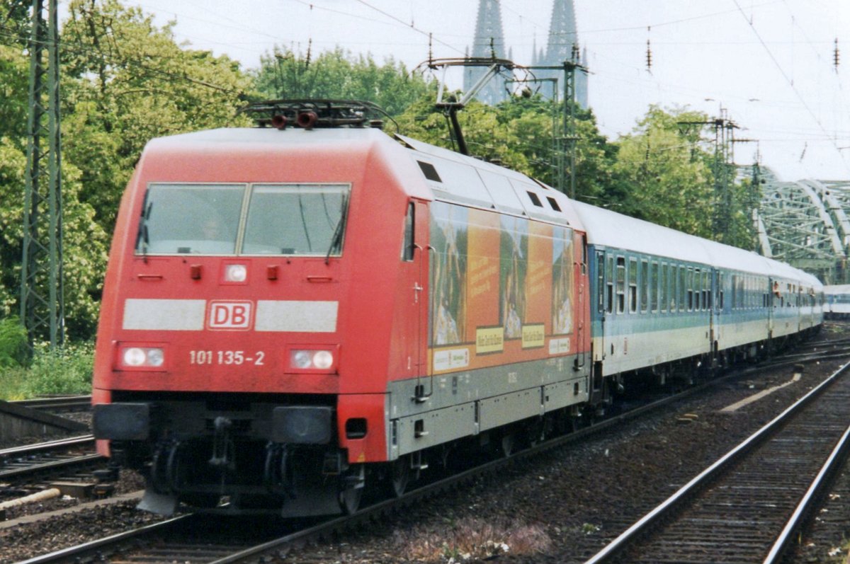 Am 13 April 2000 fördert 101 135 mit ein IR 'Mehr Zeit für Kinder  in Köln Deutz. 