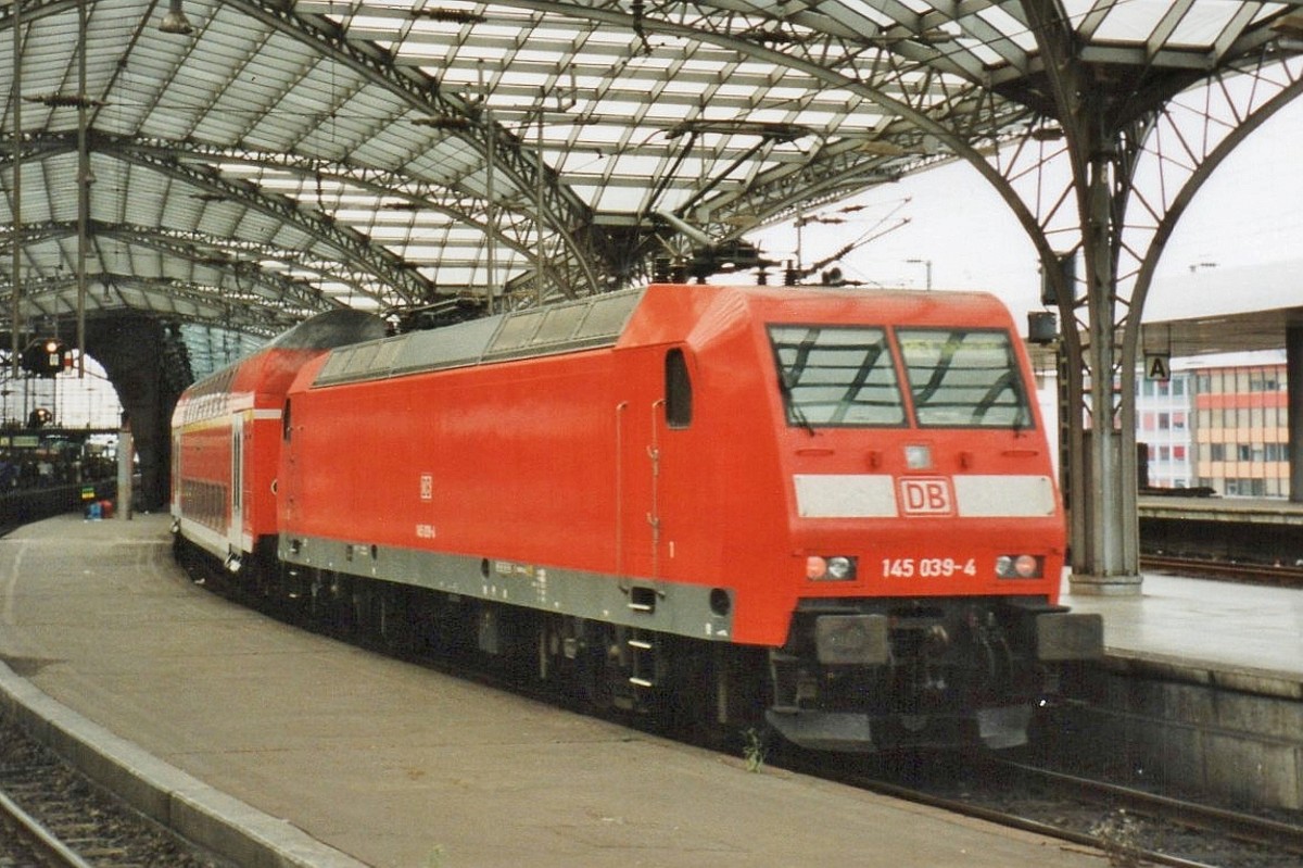 Am 13 April 2000 h�lt 145 039 in K�ln Hbf.