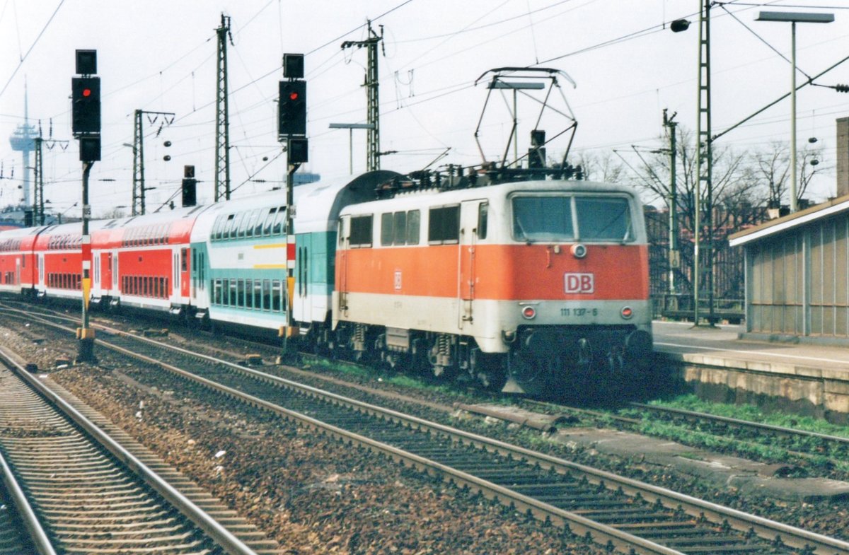 Am 13 April 2000 schiebt 111 137 ein RE aus K�ln-Deutz.