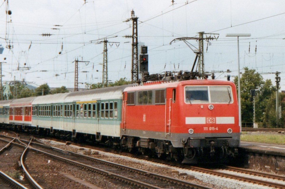 Am 13 April 2000 schiebt 111 015 ein RB aus K�ln Deutz.