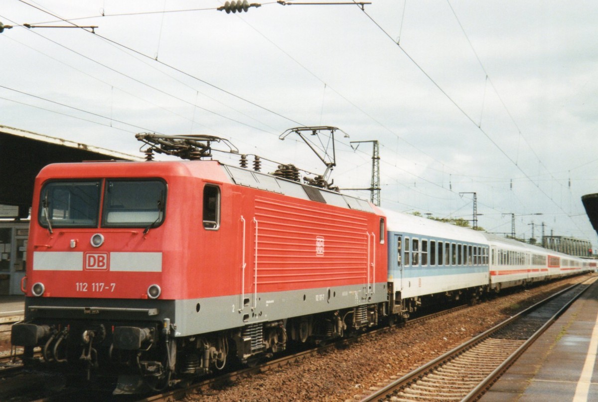 Am 13 April 2001 durchfahrt 112 117 K�ln Deutz.