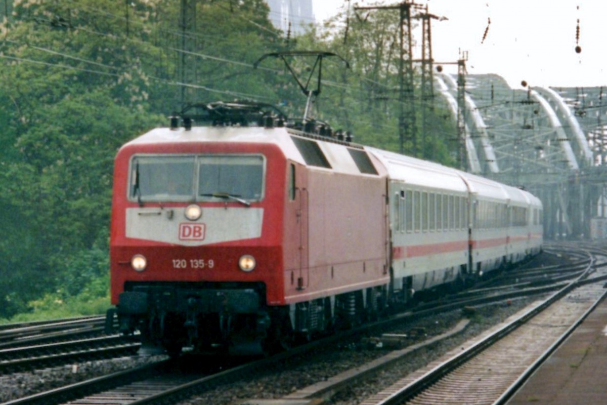 Am 13 April 2001 durchfahrt 120 135 K�ln-Deutz.