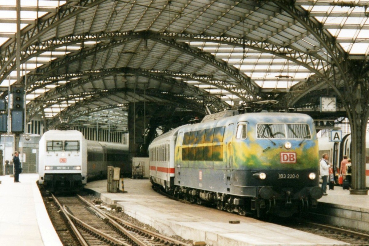 Am 13 April 2001 stand Paradisvogel/Bl�mchen 103 220 in K�ln Hbf.