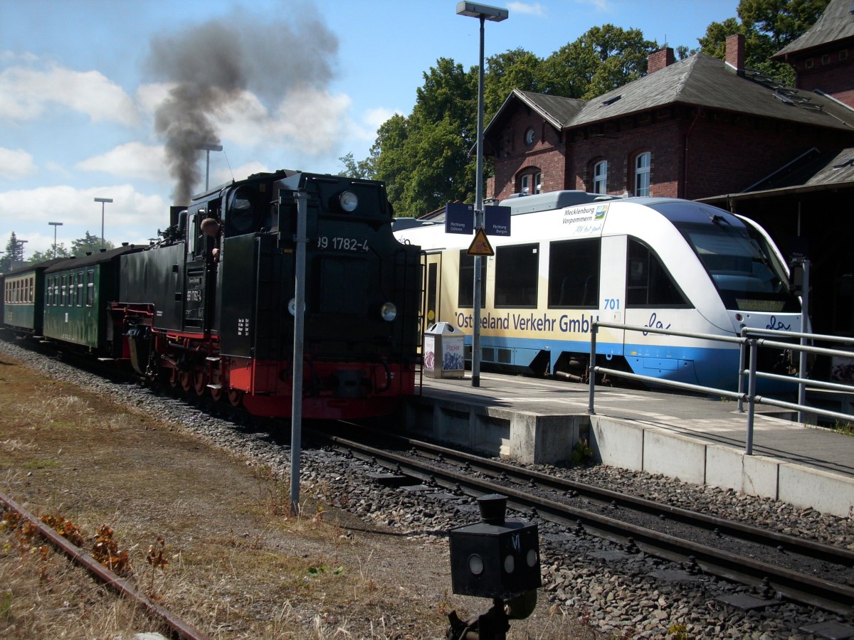 Am 13.Juni 2009 traf sich der Roland in Putbus auf den OLA Triebwagen 702.Mittlerweile f�hrt die OLA nicht mehr zwischen Lauterbach Mole un Bergen/R�gen. 