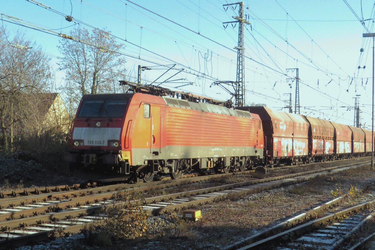 Am 14 Dezember 2022 steht die Sonne sehr niedrig und damit müss 189 036 samt Kohlez\ug für Amsterdam-Westhaven es tun...