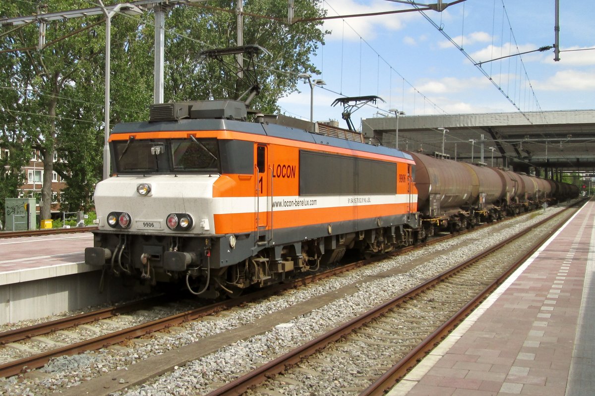 Am 14 Mai 2015 durchfahrt ein Kesselwagenzug mit LOCON 9906 Rotterdam Centraal.