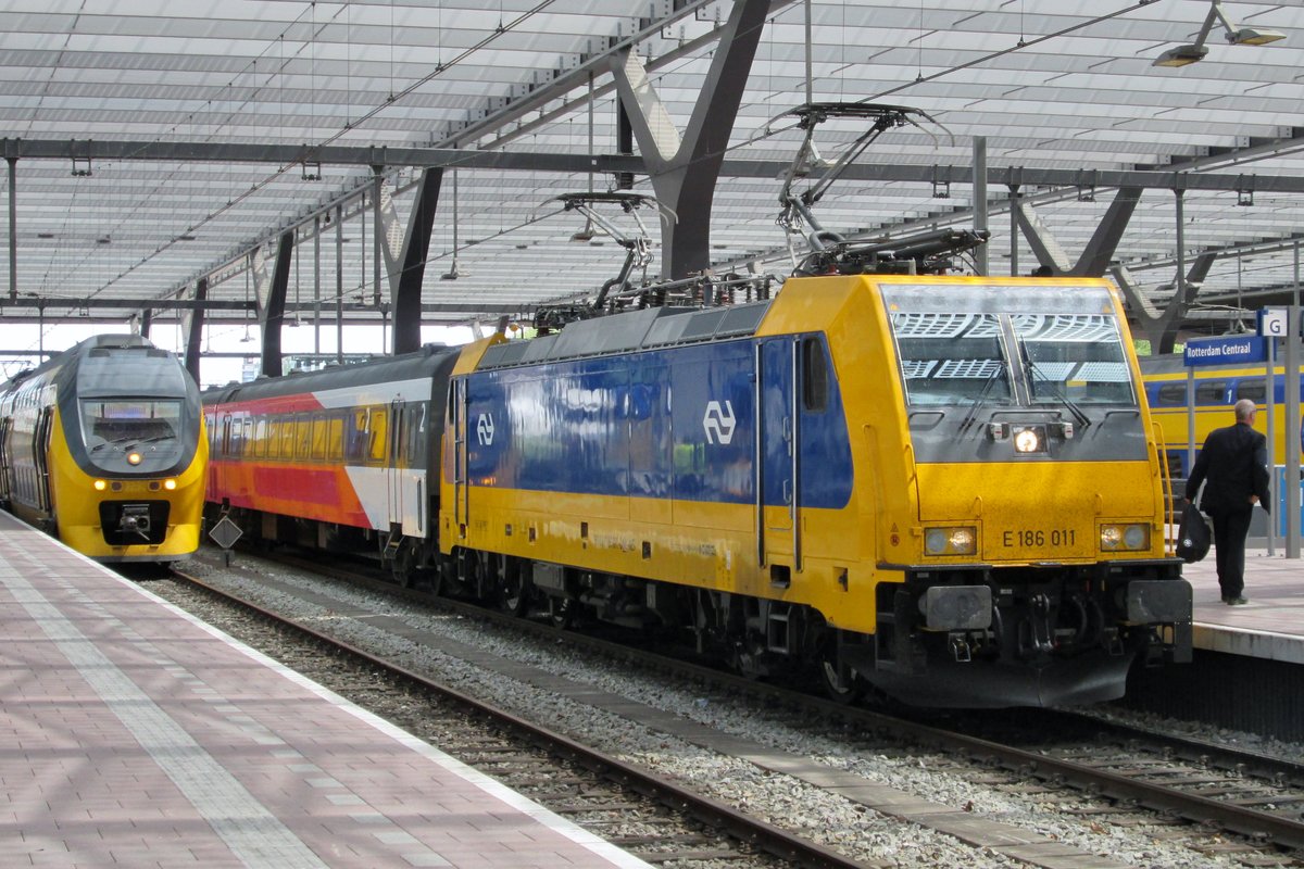 Am 14 Mai 2015 steht 186 011 in Rotterdam Centraal.