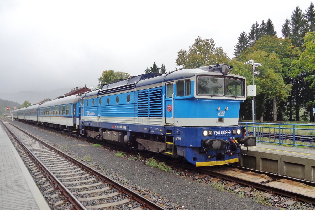 Am 14 September 2017 treft 754 009 in Zelezna Ruda ein.